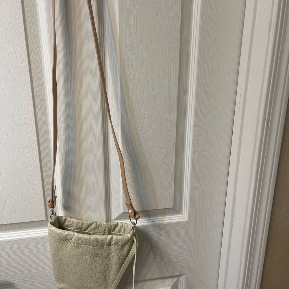 VINCE CAMUTO ECRU/BEIGE LEATHER CRISSBODY